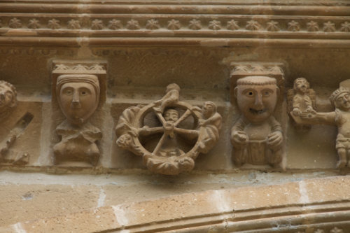 Figuras del alero de la fachada occidental del monasterio de la Oliva